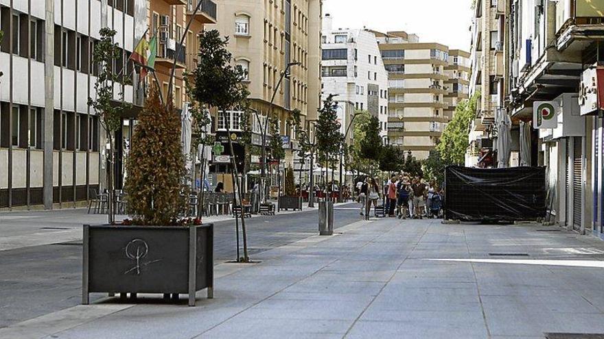 Cáceres instala maceteros en las vías peatonales para evitar ataques terroristas
