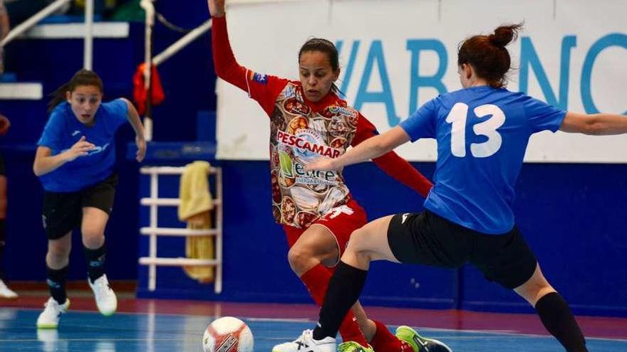 Daniela Sousa, autora de los dos goles del Poio ayer, durante un partido de esta temporada. // Rafa Vázquez