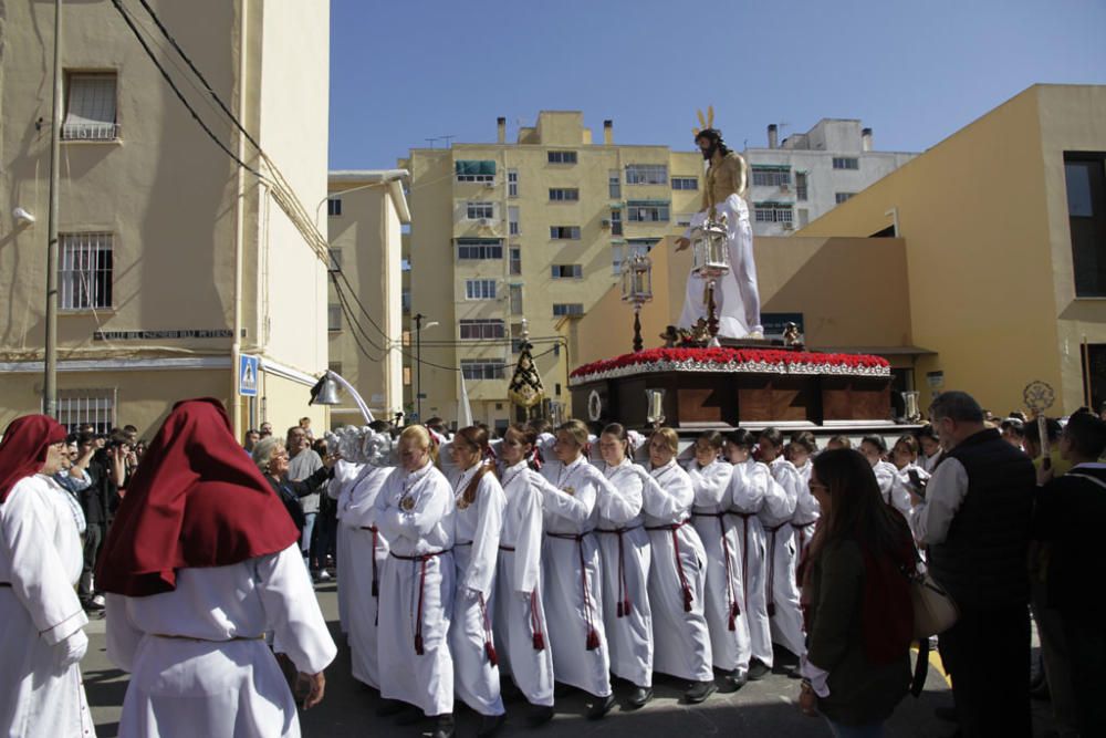 Desde un tinglao conjunto al colegio 'Espíritu Santo', a las cinco de la tarde del Viernes de Dolores comenzaba la Procesión de la Asociación de files de Jesús de la Salvación y la Virgen de la Encarnación.