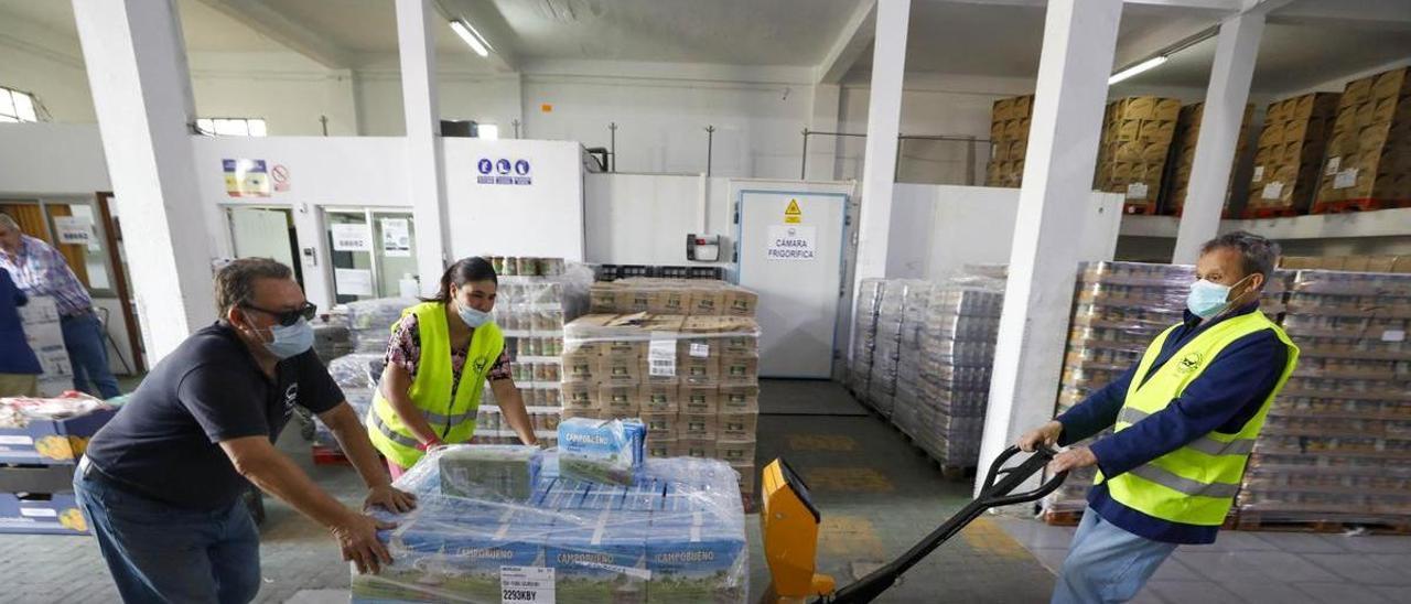 Voluntarios, recogiendo una donación en las instalaciones del Banco de Alimentos de Cáceres