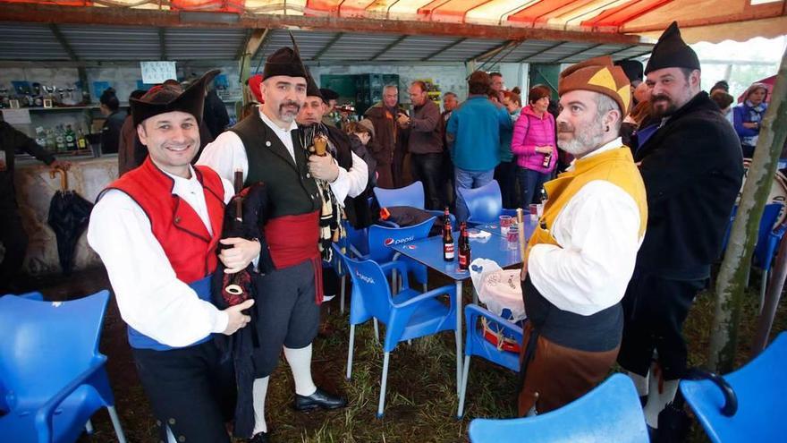 Un grupo de gaiteros, ayer, en el bar de la romería en la sierra de Pulide.