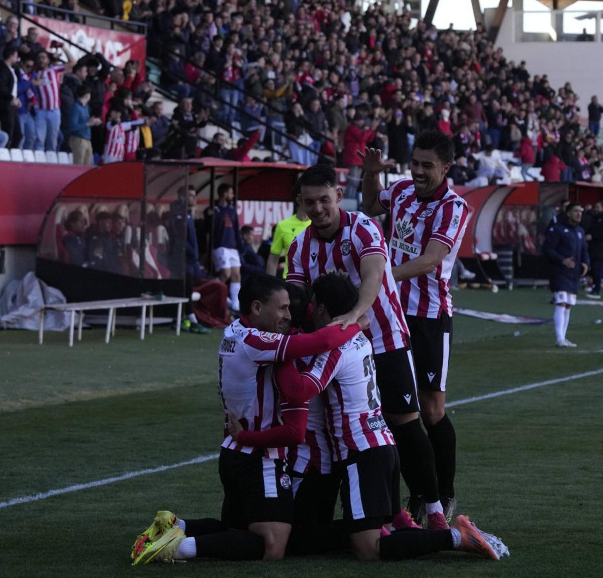 El Zamora CF celebra el tanto firmado por Abde ante el Pontevedra CF. | JOSE LUIS FERNÁNDEZ