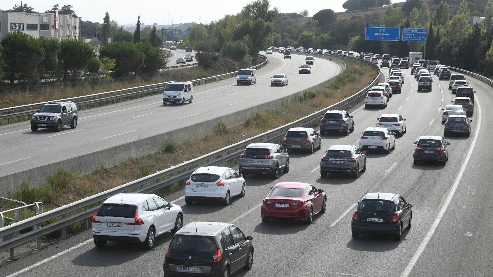 Espectacular retención a la altura del peaje de La Roca a causa de un accidente.