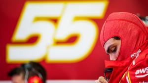 Carlos Sainz, en el box de Ferrari