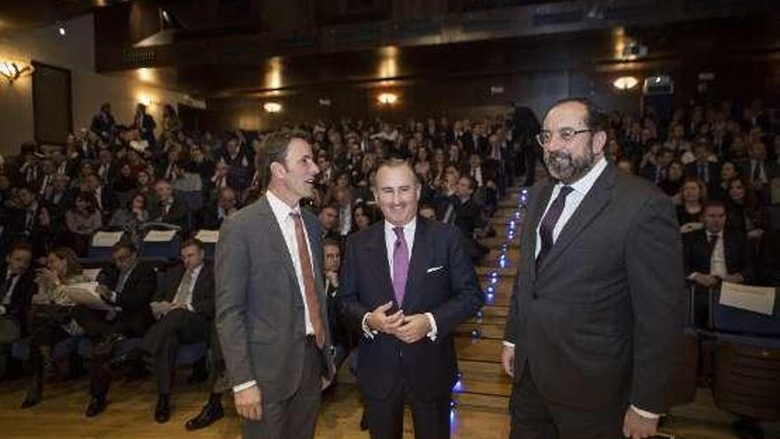 Por la izquierda, Carlos Ventura, Pablo Junceda y Ramón de la Riva, en el auditorio de Oviedo.