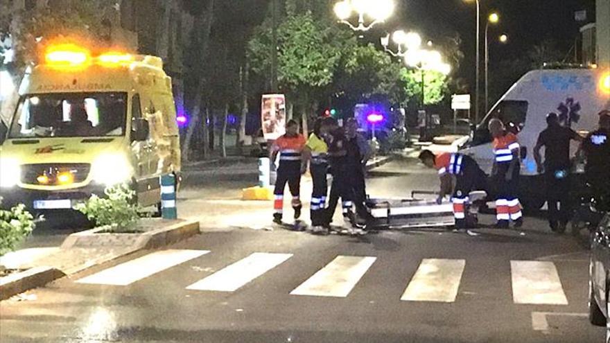 Una mujer, herida crítica en un doble atropello por una moto