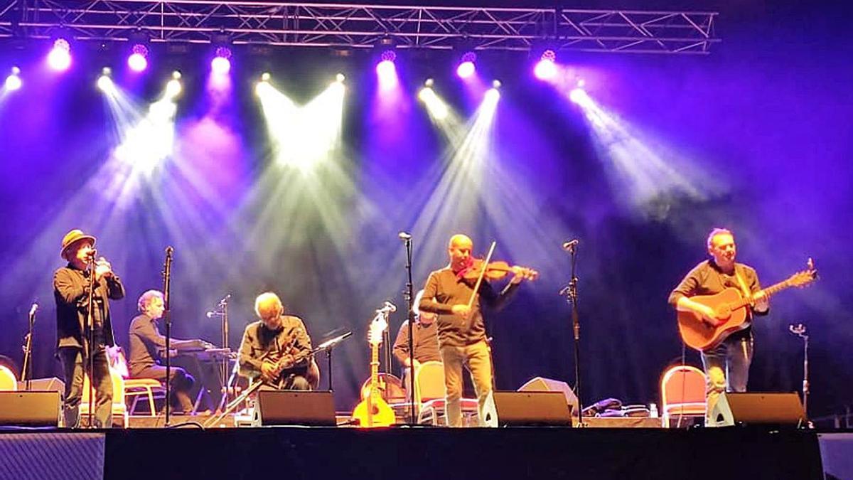 Milladoiro celebra sobre o escenario os 40 anos do seu primeiro disco .   | // FDV