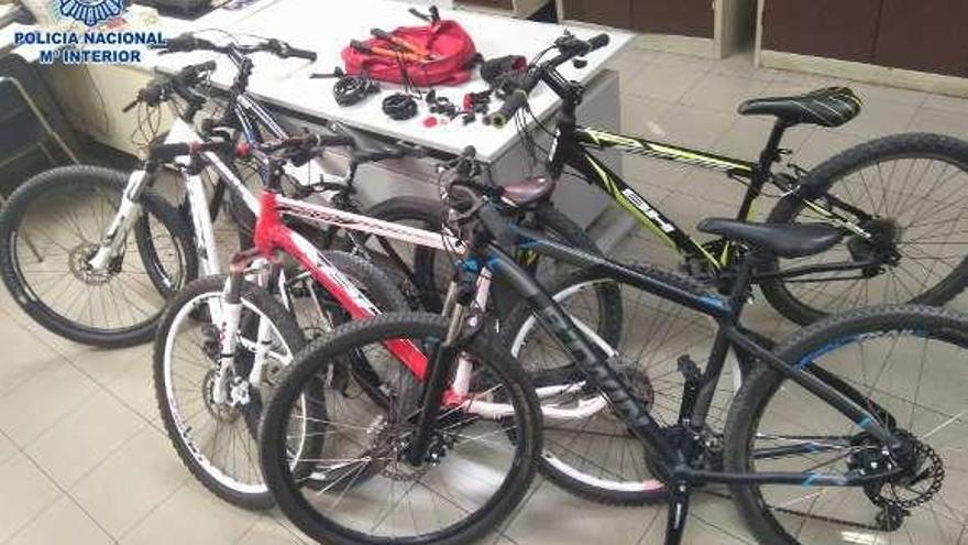 Las cinco bicicletas recuperadas y entregadas a sus dueños.