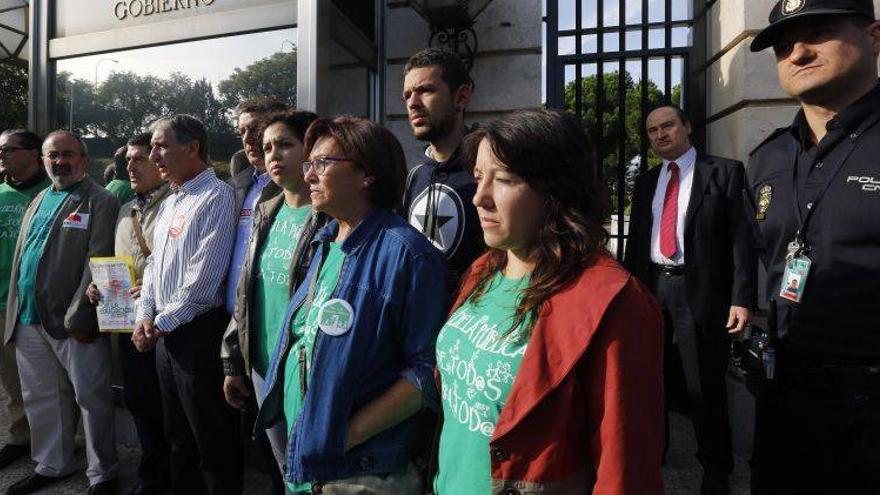 Entregan en La Moncloa un millón de firmas en contra de la reforma educativa
