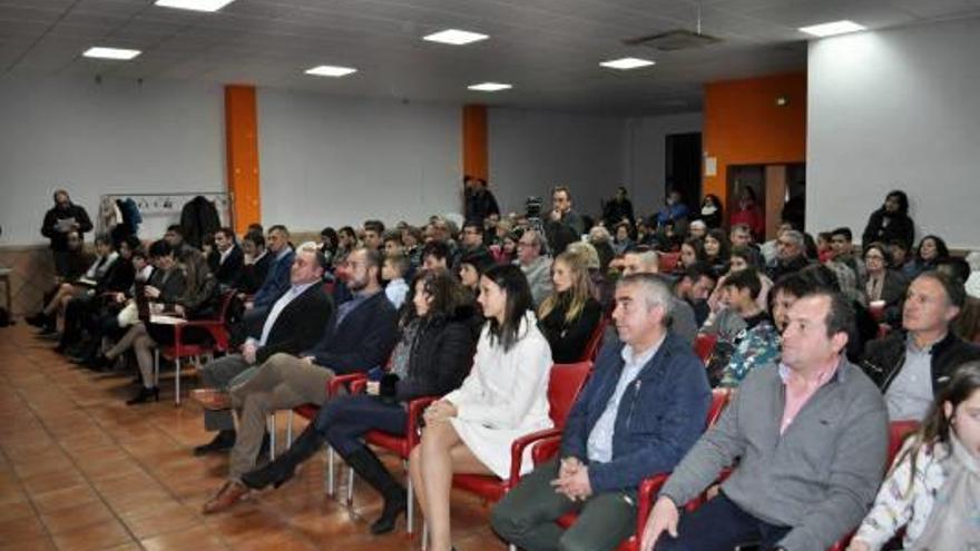 Vicente Pallarés, durante su intervención en la gala, y el público asistente que llenó el Edificio Sociocultural.