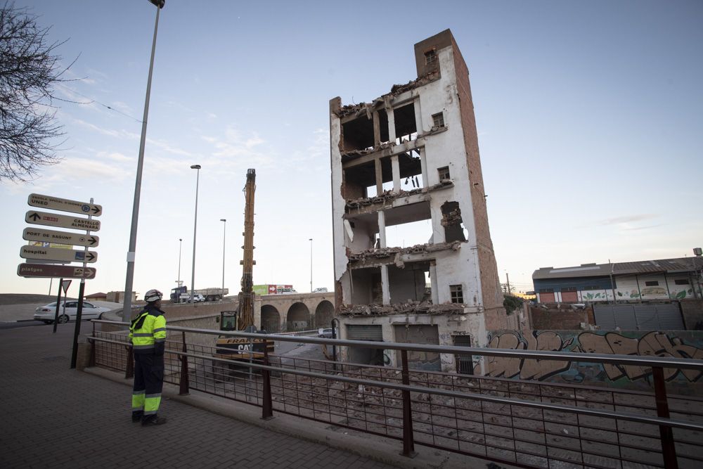Comienza el derribo del edificio en ruinas junto a la fuente de las Víctimas del Terrorismo en Sagunt