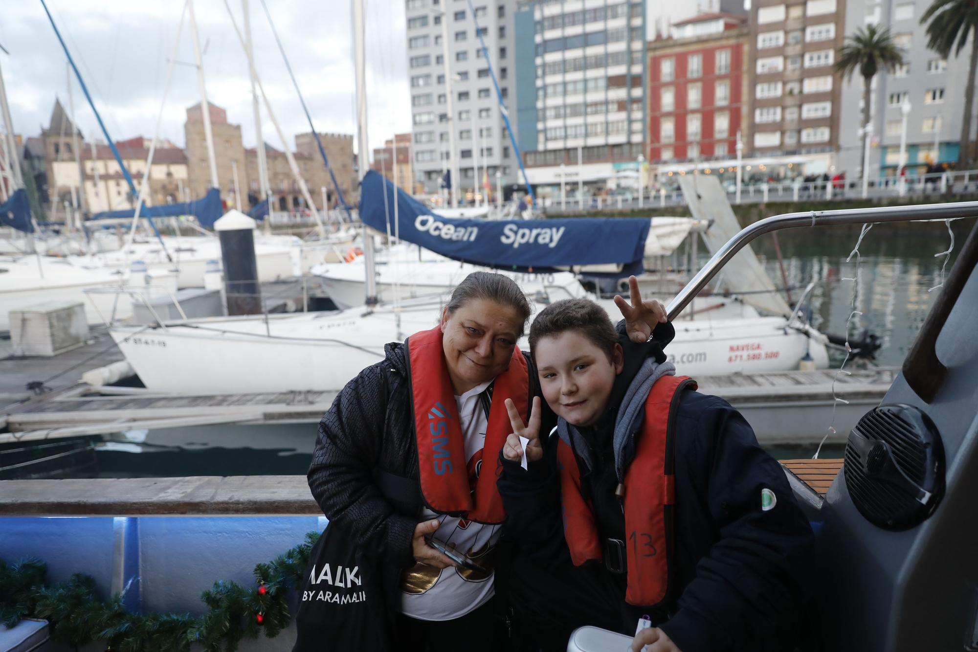 En imágenes: El barco navideño de Gijón ya surca el Cantábrico