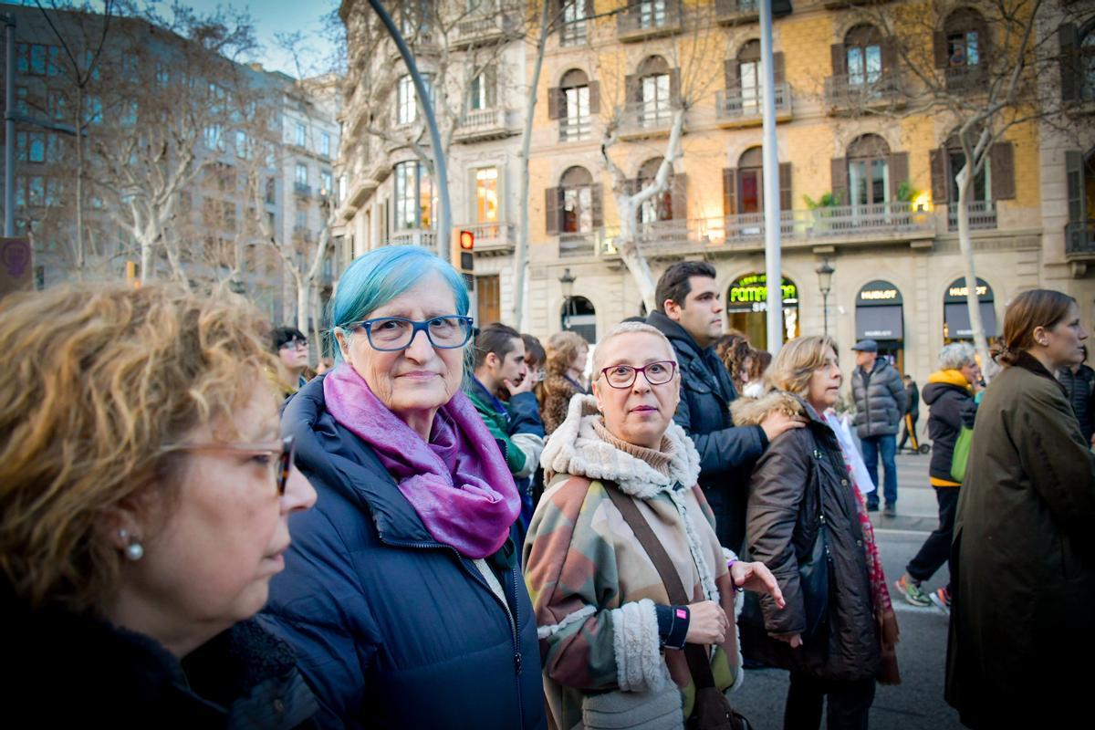 Miles de mujeres se manifiestan en Barcelona por el 8M