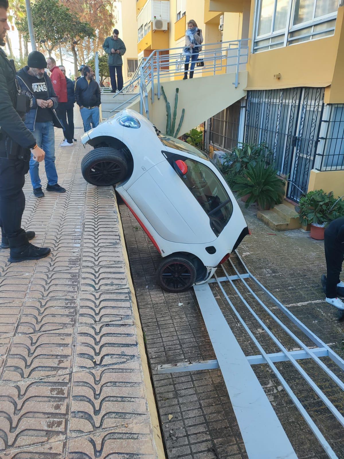 Otra imagen del coche precipitado en una vivienda privada.