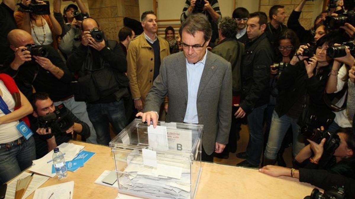 Artur Mas, en el momento de depositar su voto.