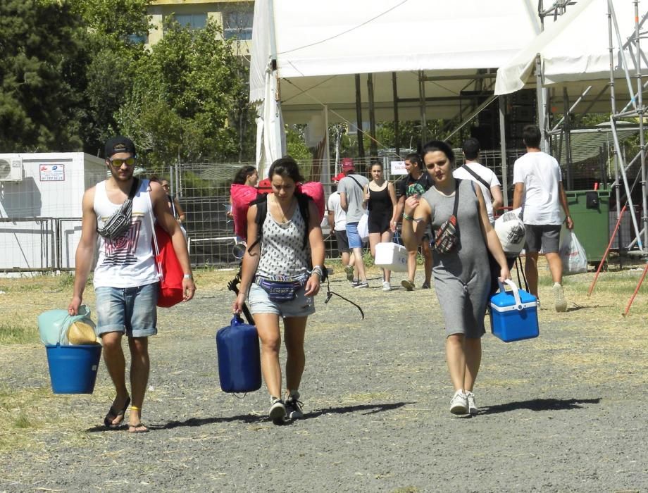 Los 'weekers', en las horas previas al inicio del festival de música de Torre del Mar.