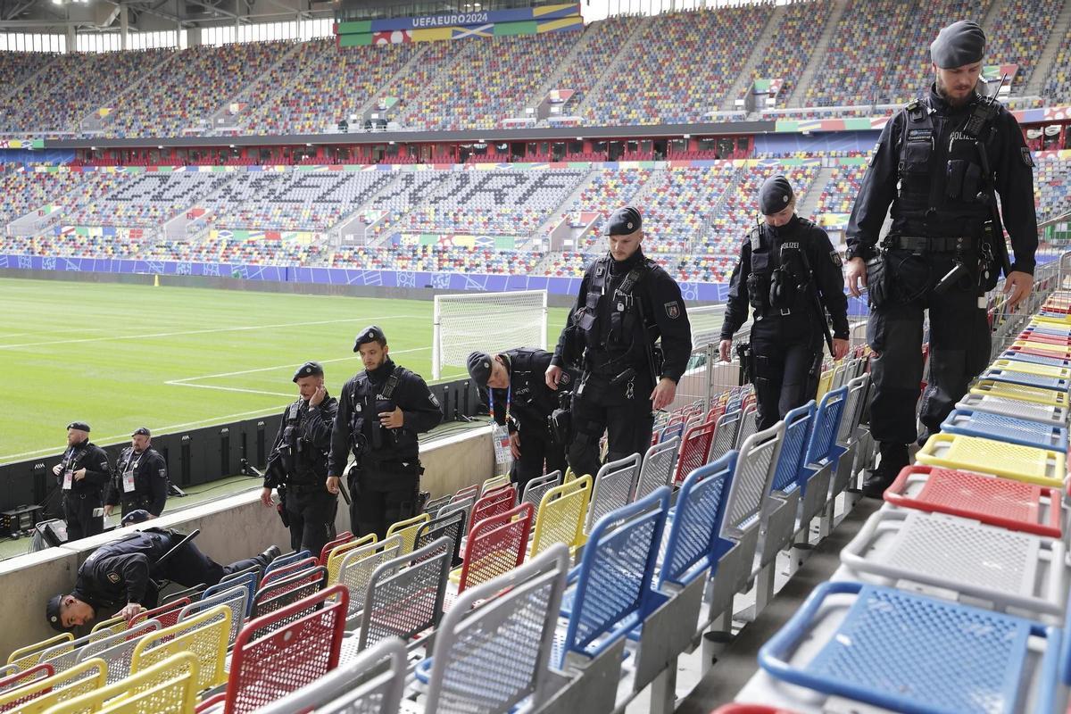 Policías alemanes inspeccionan las gradas en el Düsseldorf Arena.