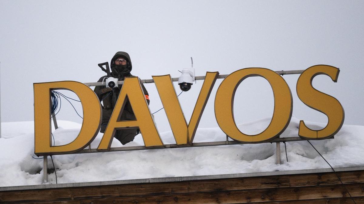 Un policía vigila desde el tejado del centro de convenciones de Davos.
