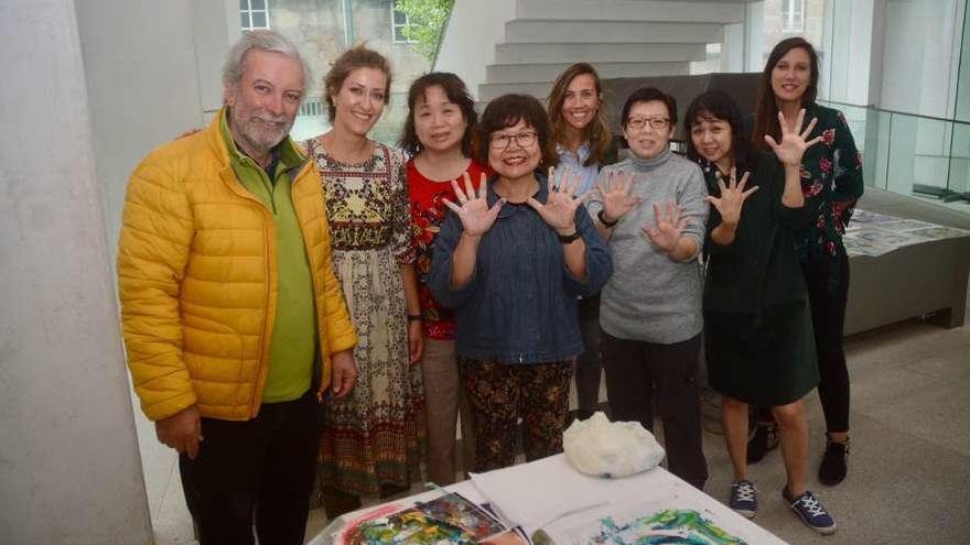 Antón Sobral y Cristina Prado junto a la comitiva de Singapur en el Museo de Pontevedra. // Rafa Vázquez