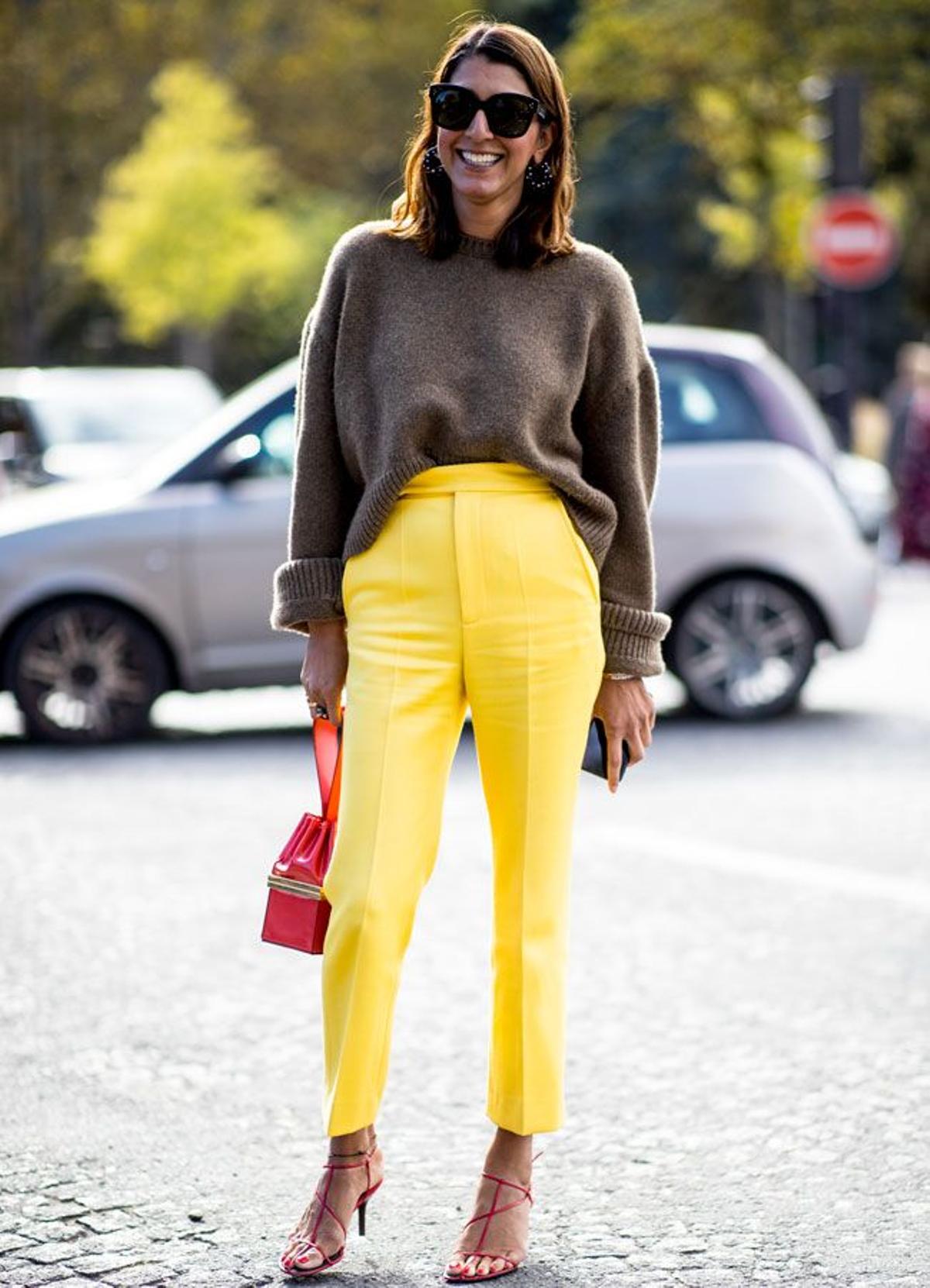 Look con pantalón de traje amarillo en las calles de París