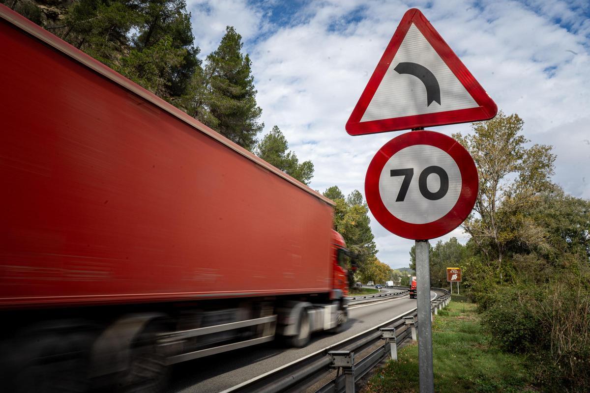 Tram final de la recta, amb un revolt que indica una velocitat màxima de 70 km/h