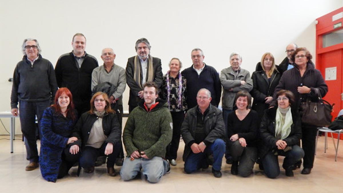 El concejal de cultura, Amadeu Aguado, con representantes de las compañías participantes en el cicle 'Escenes Locals' durante la presentación.