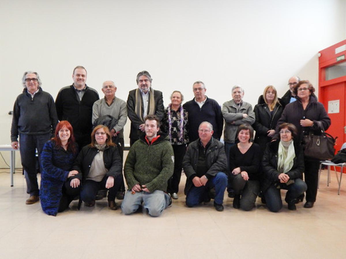 El regidor de cultura, Amadeu Aguado, amb representants de les companyies participants en el cicle ’Escenes Locals’ durant la presentació.