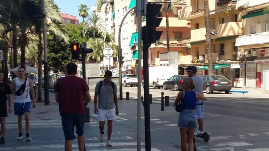 Tres personas en patinete en la avenida de la República Argentina de Gandia.                                                       | LEVANTE-EMV