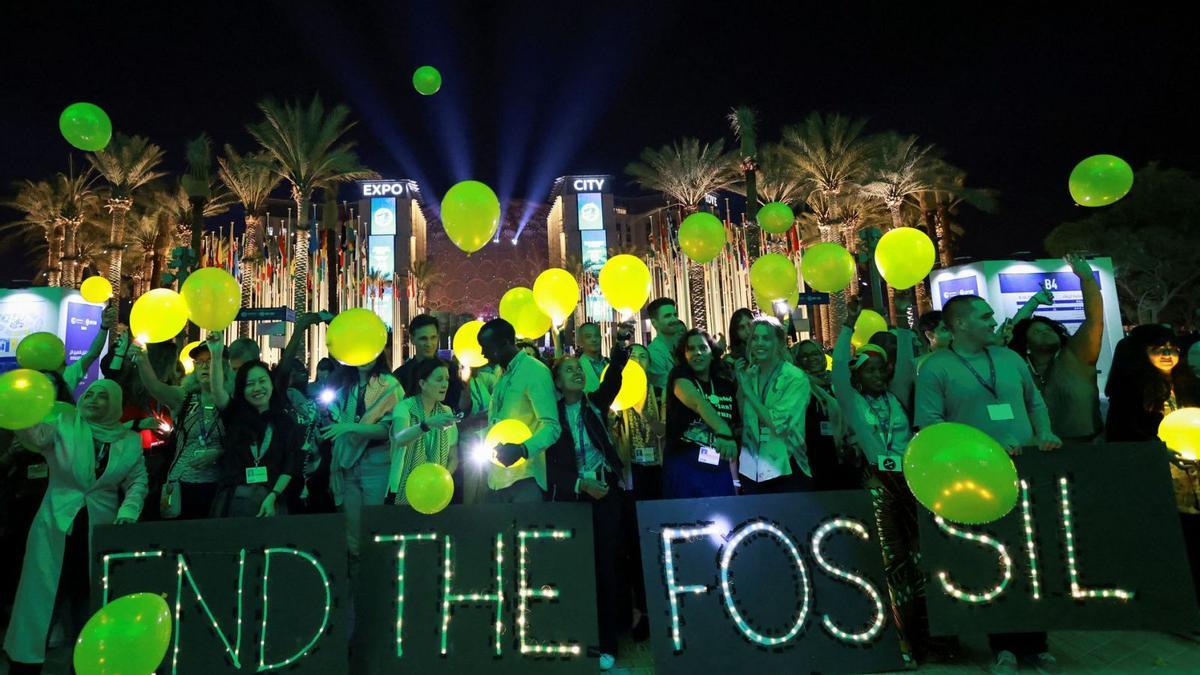 Uns activistes assisteixen a una protesta a la Conferència de les Nacions Unides sobre el Canvi Climàtic a Dubai, ahir. | THAIER AL-SUDANI / REUTERS