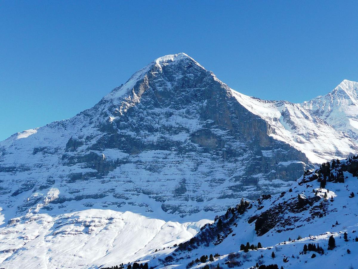 Vista panorámica de la montaña Eiger en los Alpes suizos