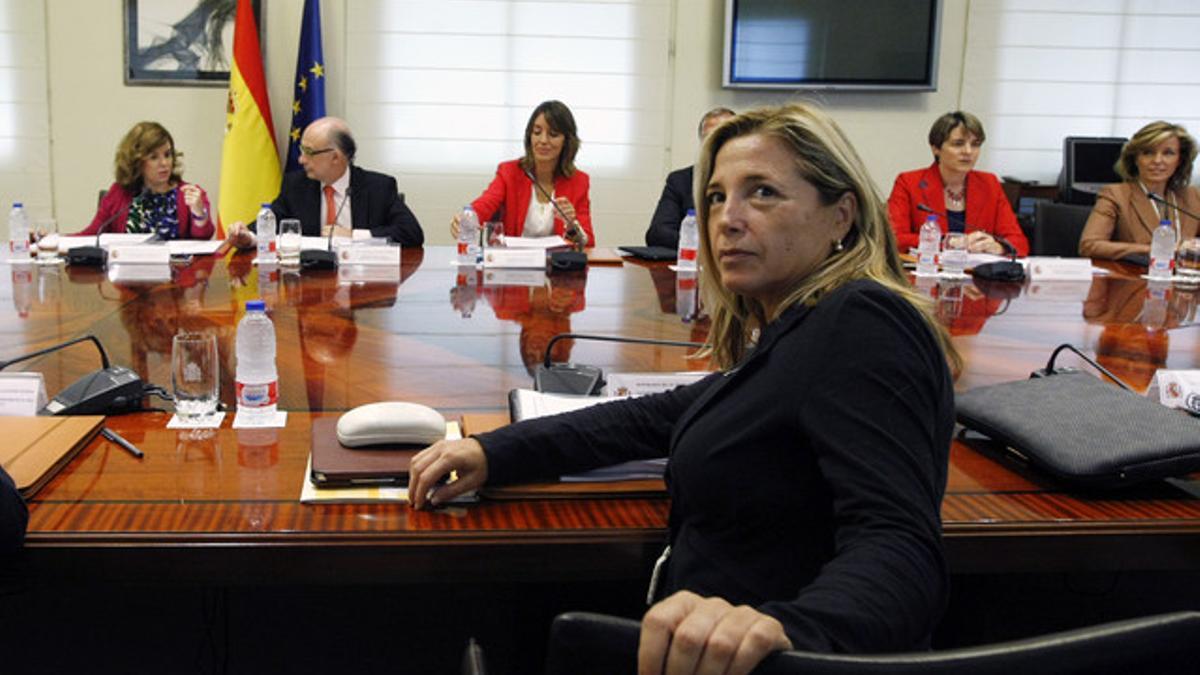 Joana Ortega en la mesa de negociacion con el Gobierno.