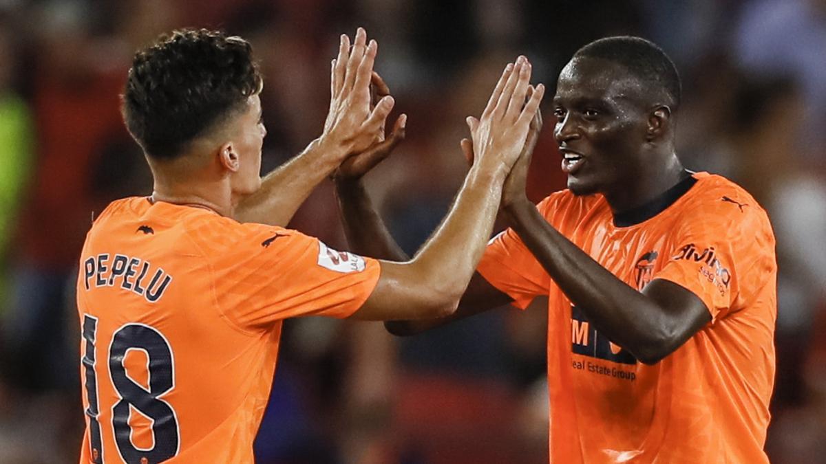 Pepelu y Diakhaby se felicitan durante el Sevilla - Valencia