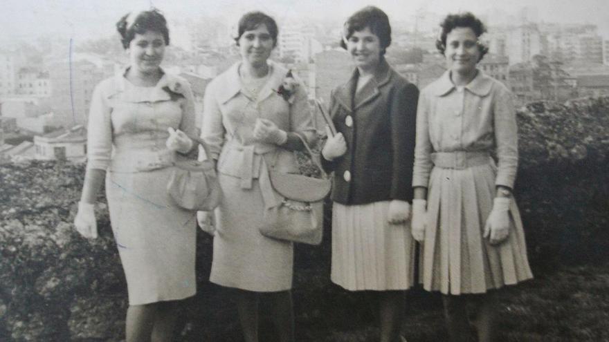 María del Pilar, segunda por la izquierda, con unas amigas en su juventud.