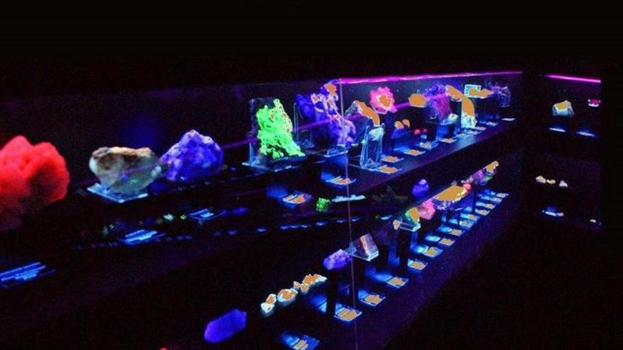 La sala negra muestra 300 minerales fluorescentes