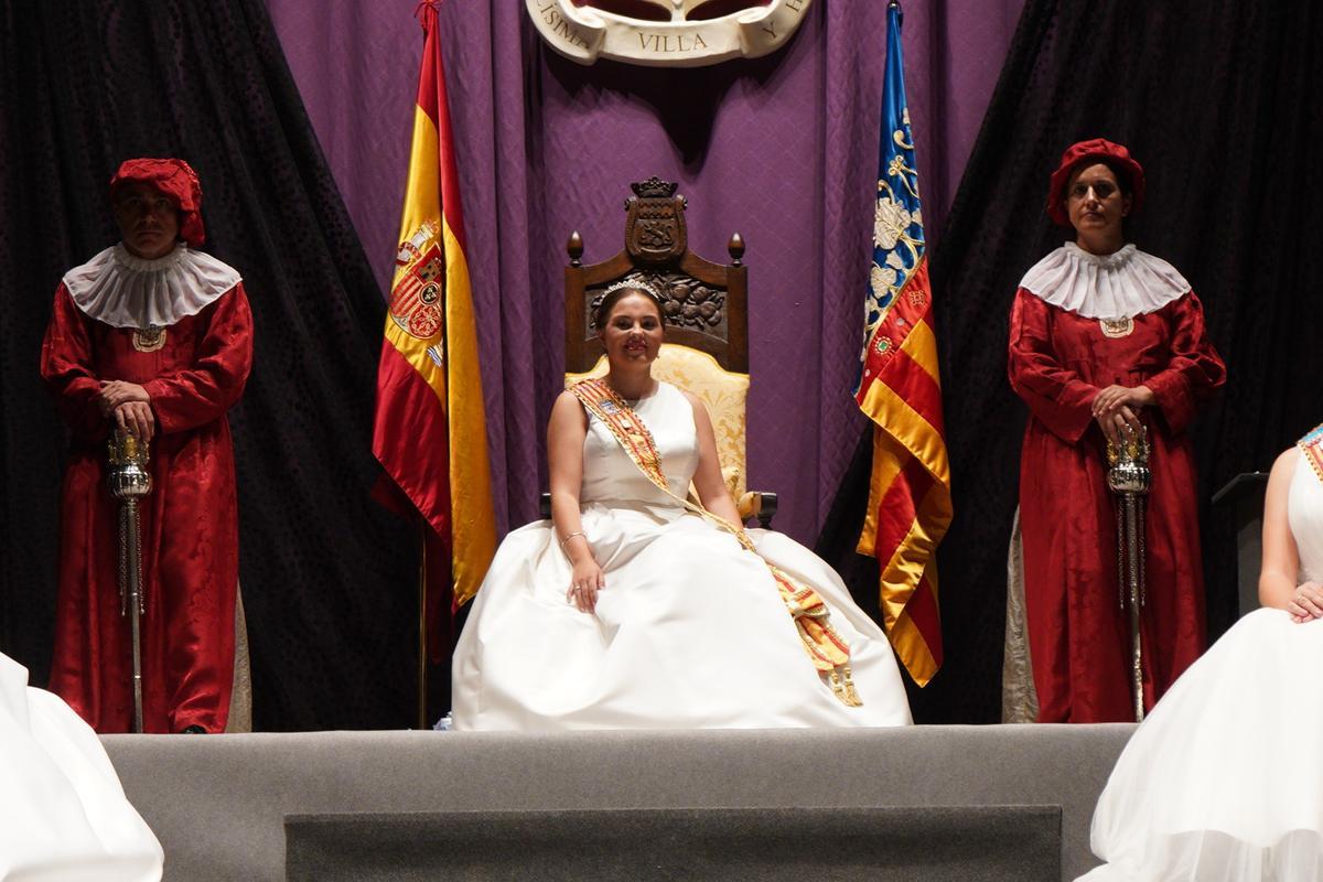 Paula Bruno ya luce en el trono festivo de Nules.