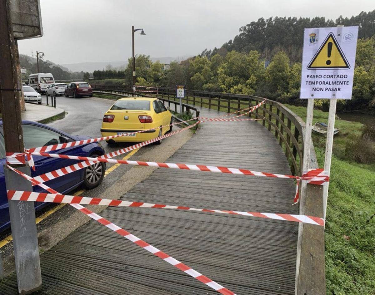 Cartel que advierte del cierre del paseo de A Portela, en Redondela. 22 enero 2026. Antonio Pinacho