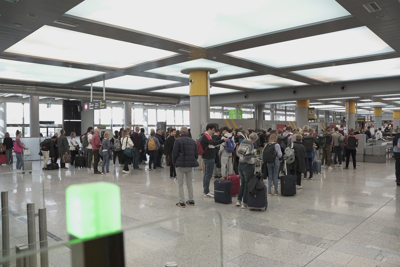 Colapso en los filtros de seguridad del aeropuerto de Palma con una hora de espera y cientos de personas atrapadas