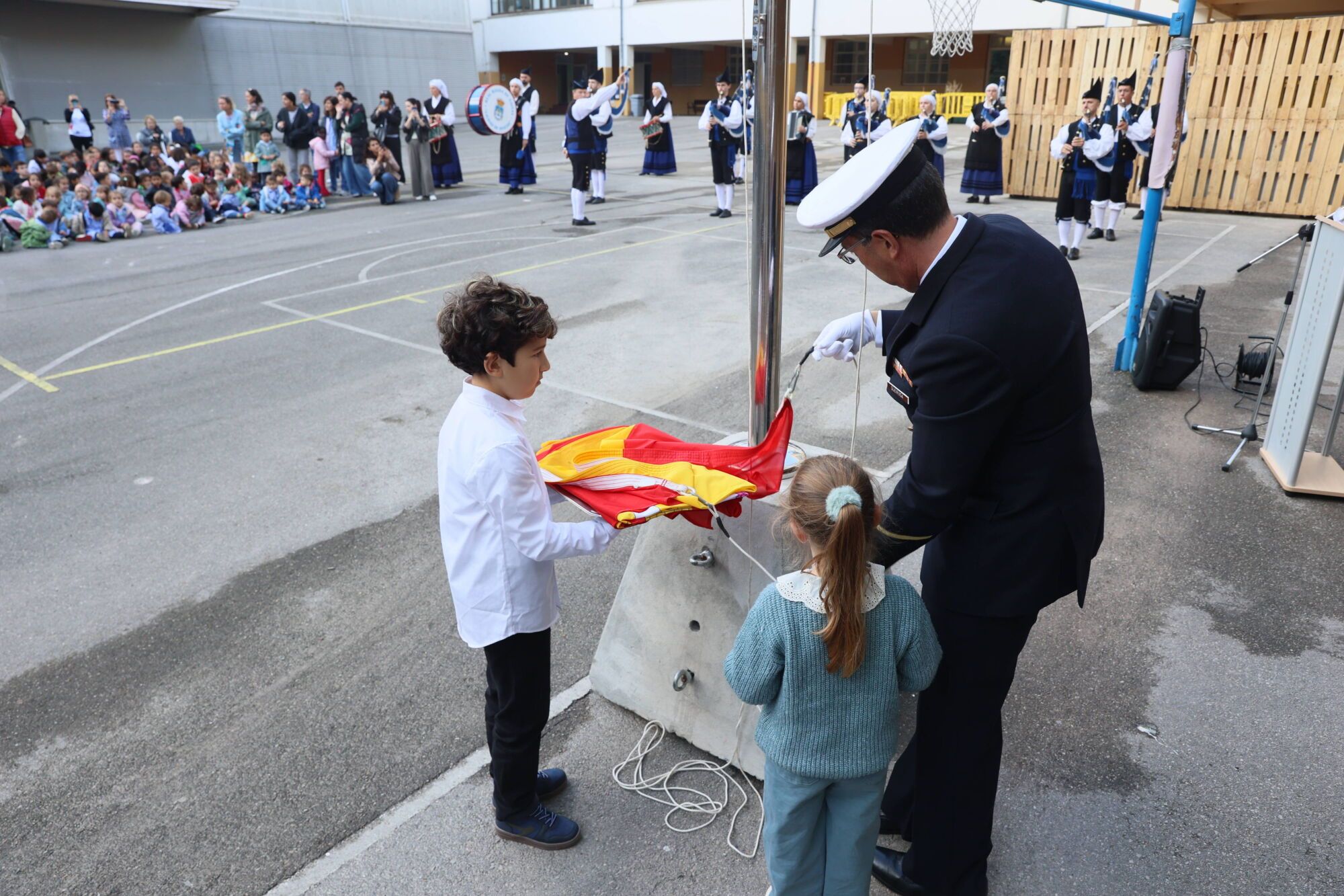 Escuelas Blancas. Acto de izado de la bandera con asistencia del delegado de Defensa y representantes de la Guardia Civil, la Policía Nacional y la Municipal, entre otros