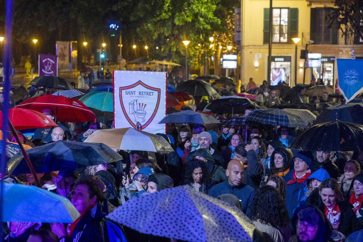 FOTOS | Las cofradías rinden un emotivo minuto de silencio por las víctimas del accidente de Córdoba: "Hemos decidido continuar con las fiestas para celebrar la vida"