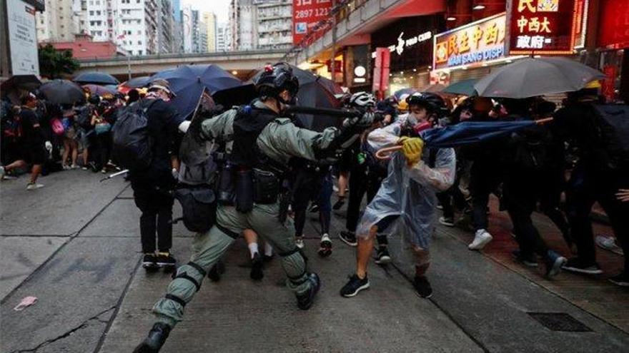 Ambiente de caos en Hong Kong tras la tercera noche seguida de protestas