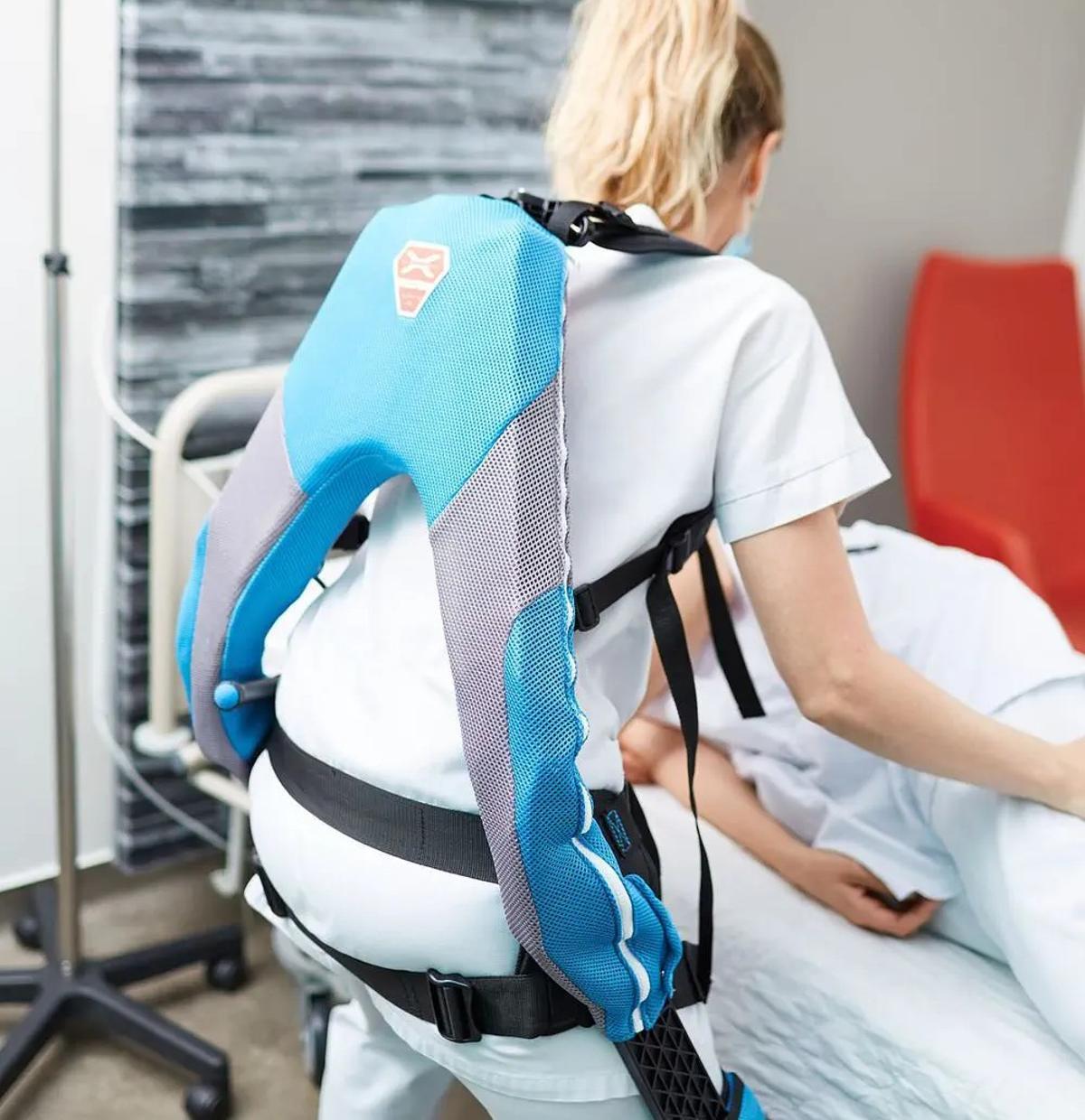 El exoesqueleto ayuda a reducir riesgos a la hora de mover cargas o levantar pacientes.