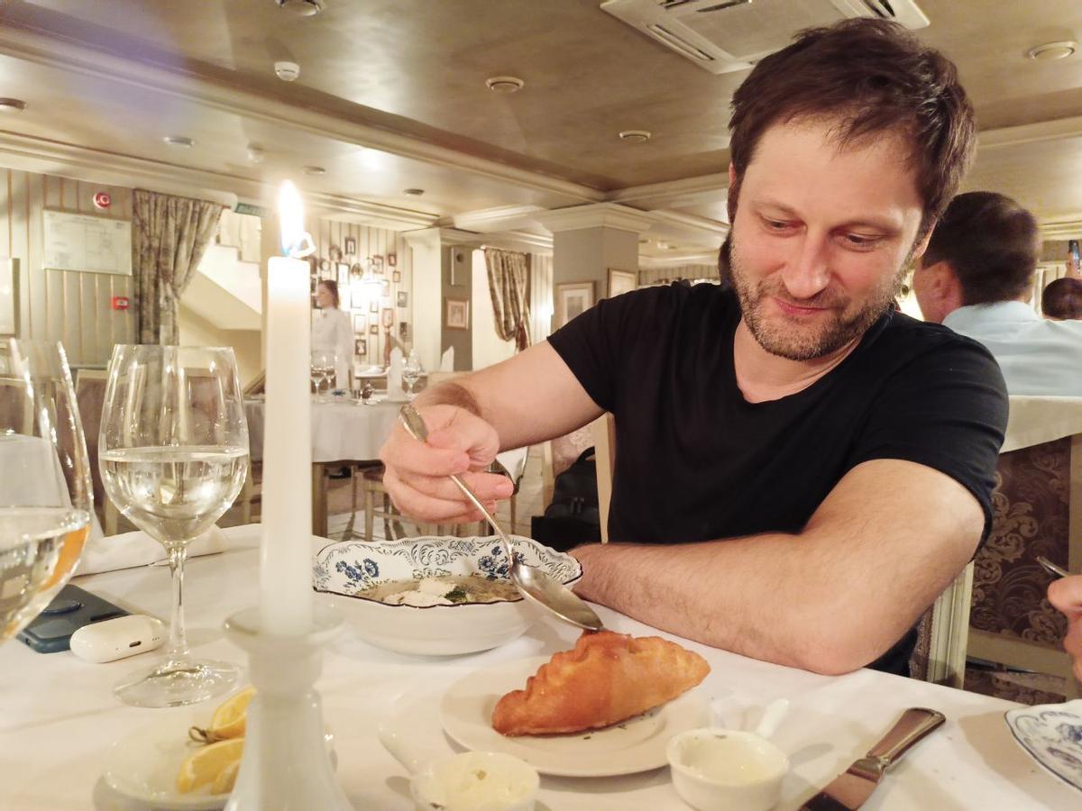 Un comensal en el resturante Oblomov