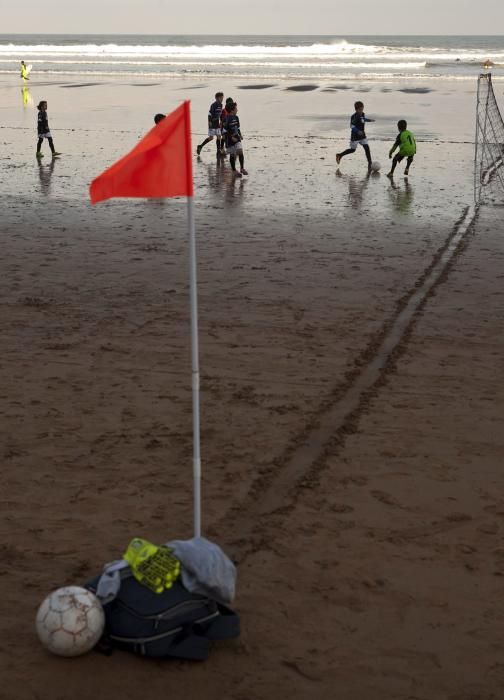 Torneo de Navidad de fútbol playa para niños en la playa de San Lorenzo