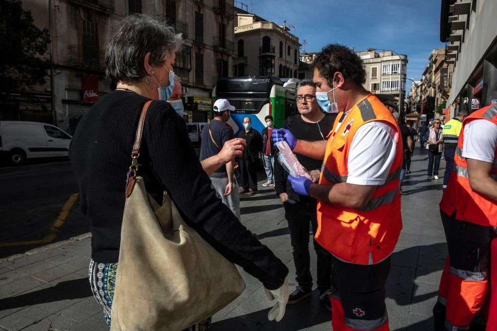 Los viajeros se resignan a llevar  mascarilla en el transporte público