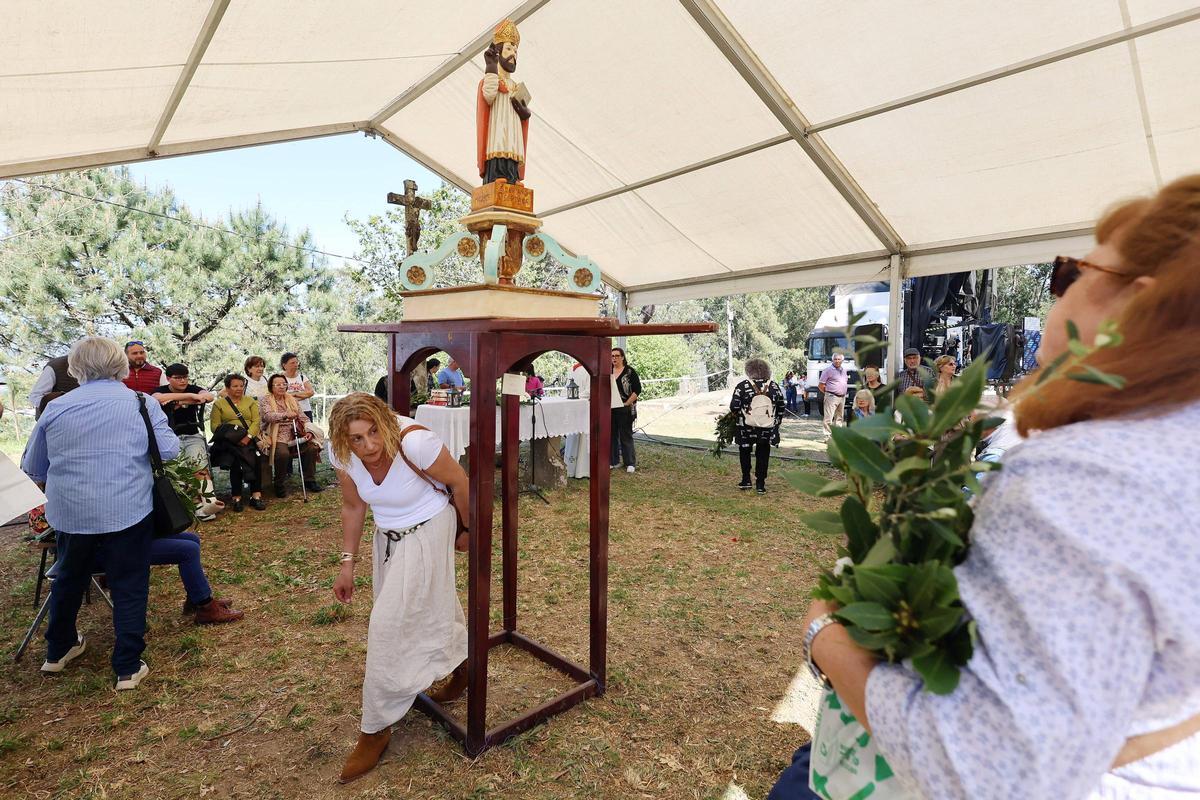El ramo de hierbas contra el mal de ojo y pasar por debajo del santo también son efectivos.