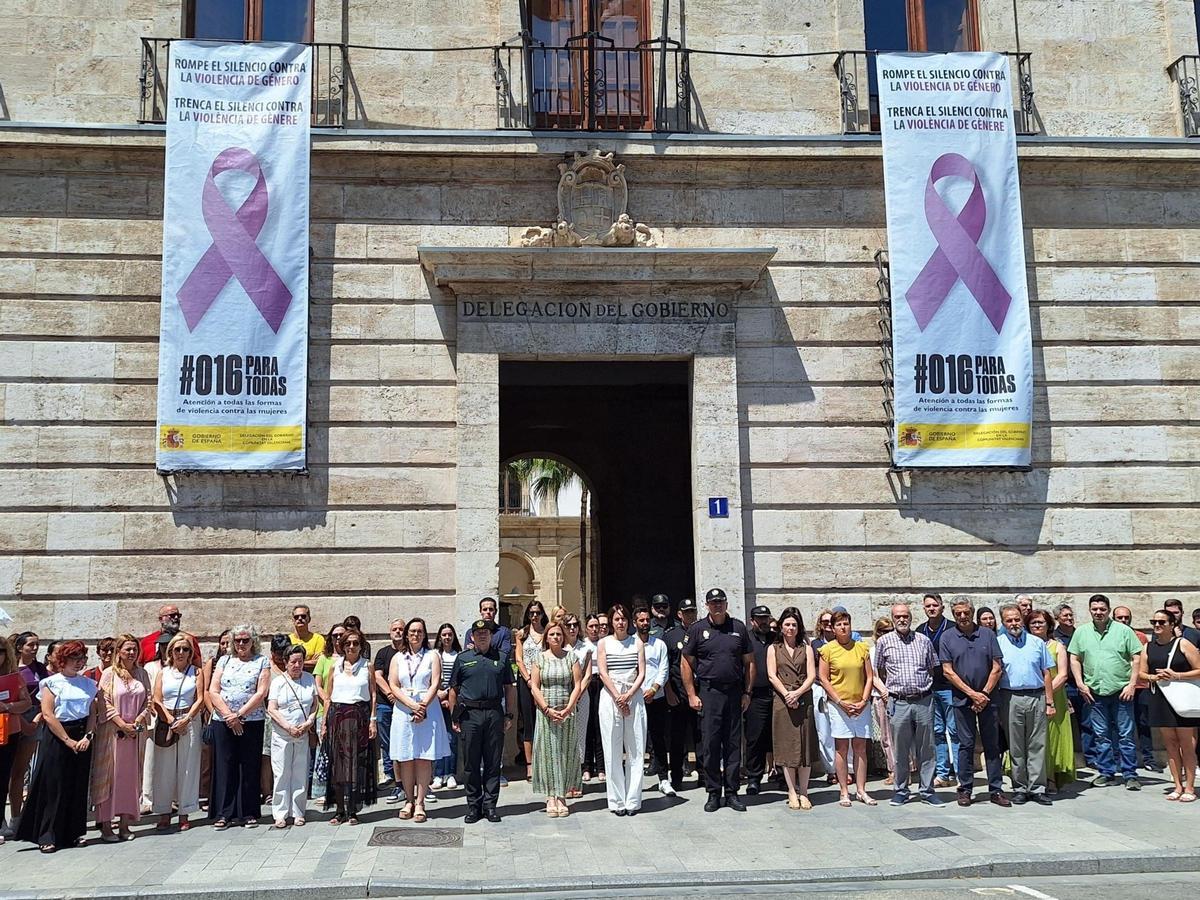 Acto de condena frente a la Delegación del Gobieron con Pilar Bernabé y Diana Morant.