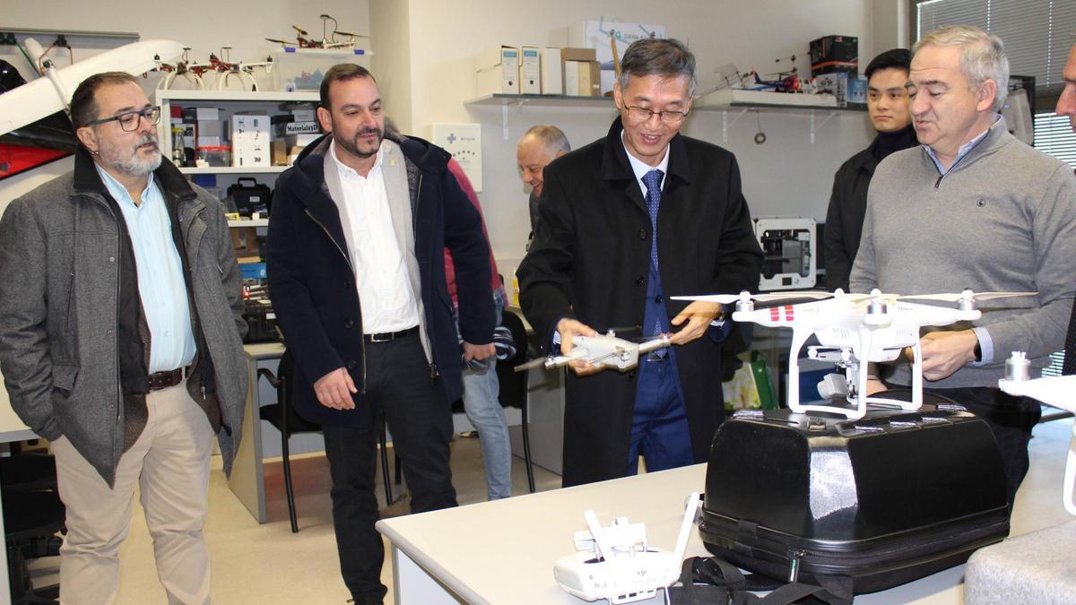 Roberto García, primero por la izquierda, junto al alcalde de Mieres, Manuel Ángel Álvarez, durante la visita a Asturias del embajador de la República Popular China en España, Yao Jing