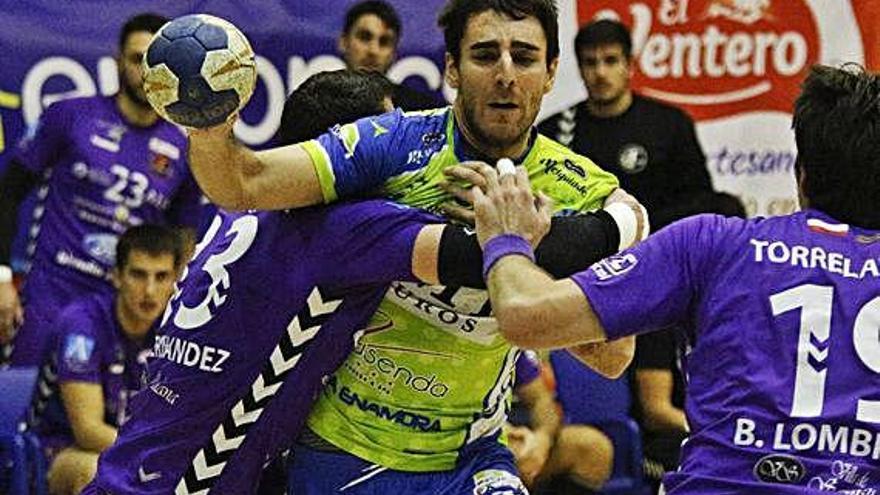 Dalmau trata de romper la defensa del BM Torrelavega en el duelo de la pasada campaña en el Ángel Nieto.