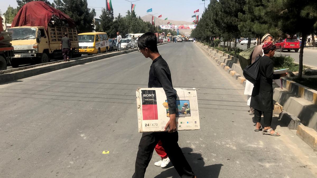 Un afgano en las calles de Kabul.