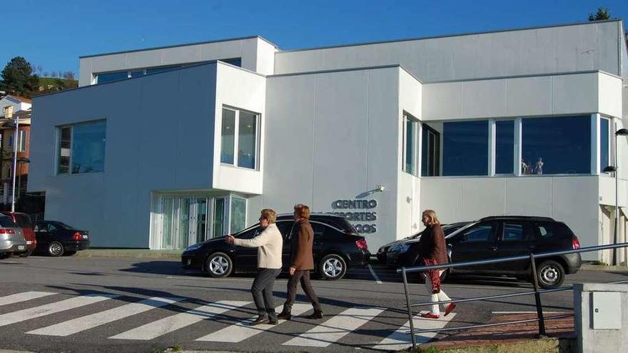 Fachada del Centro de Deportes Acuáticos de Chapela, que abrió sus puertas hace tres años. // FdV